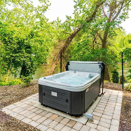 Riverside Tiny Cabin W Hot Tub, Fire Pit, & Kayaks Rileyville Buitenkant foto