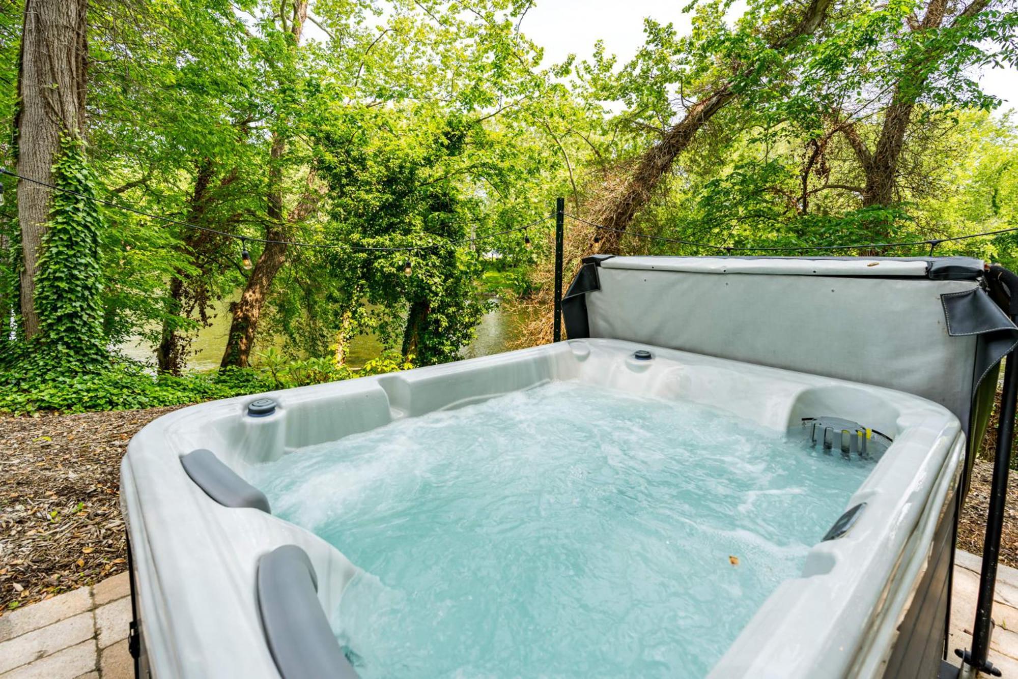Riverside Tiny Cabin W Hot Tub, Fire Pit, & Kayaks Rileyville Buitenkant foto
