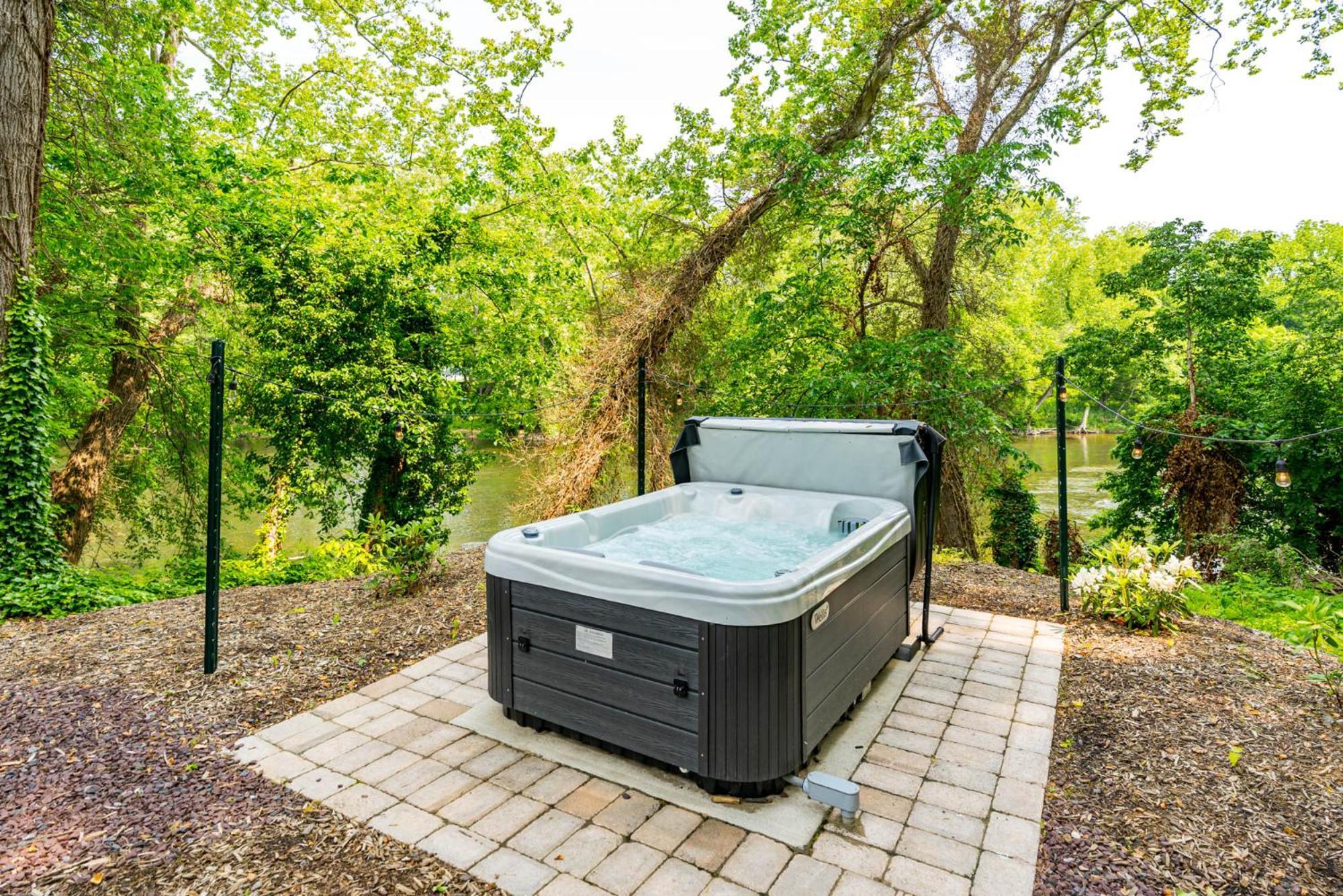 Riverside Tiny Cabin W Hot Tub, Fire Pit, & Kayaks Rileyville Buitenkant foto